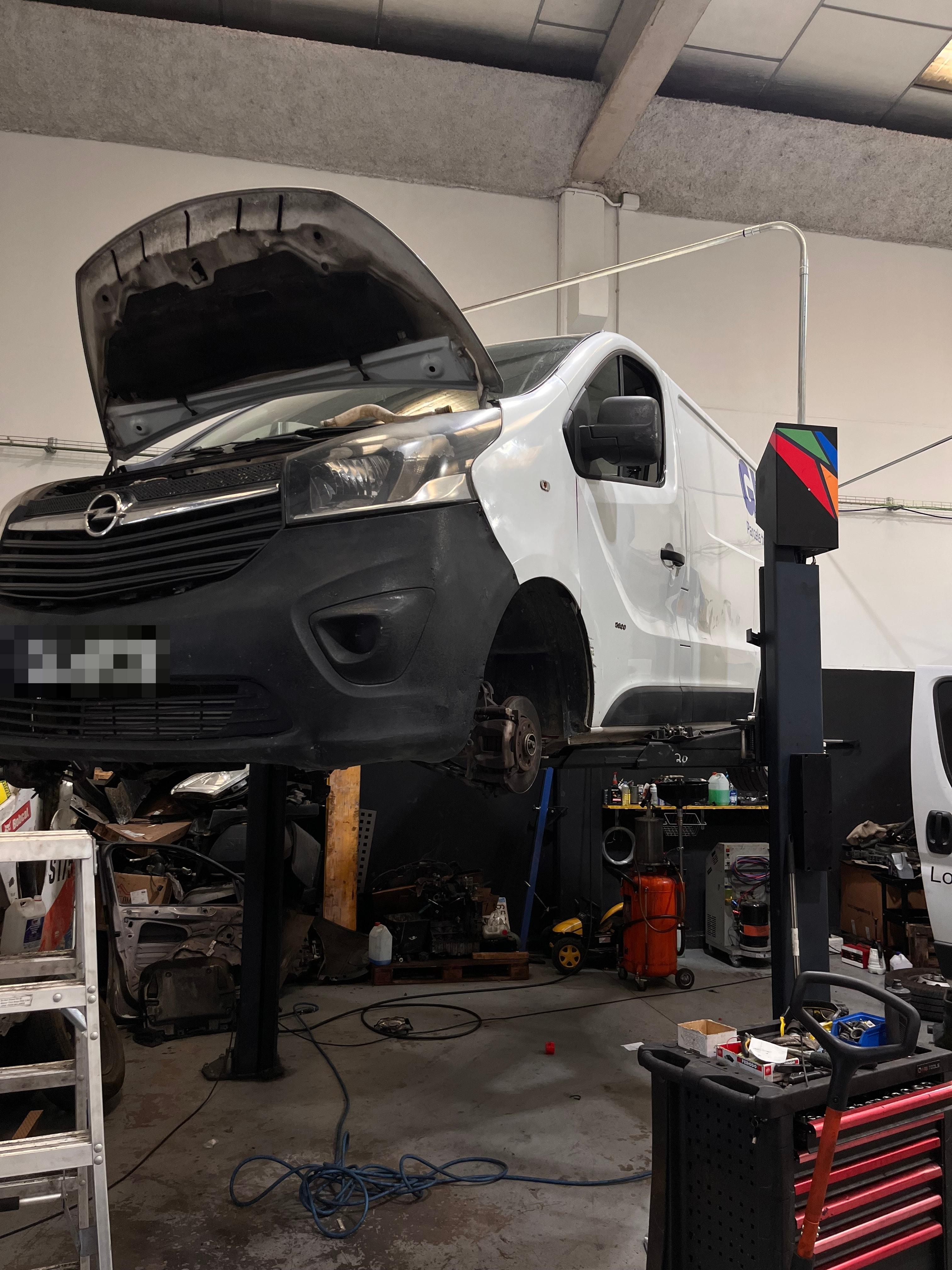 Nave del taller de Automóviles Yulian en el Polígono Molino del Pilar, Zaragoza